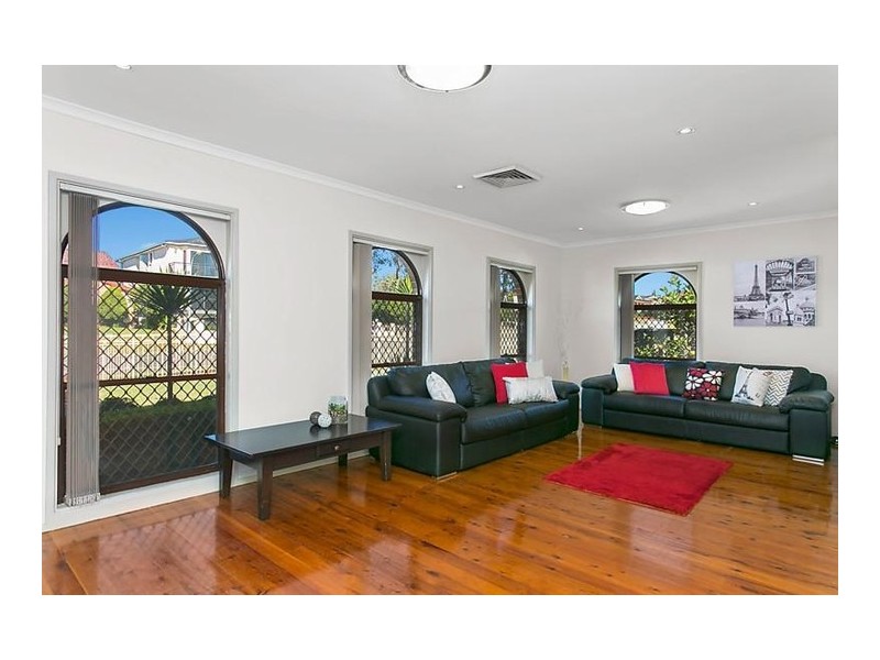 42 Bossley Road, Bossley Park NSW 2176