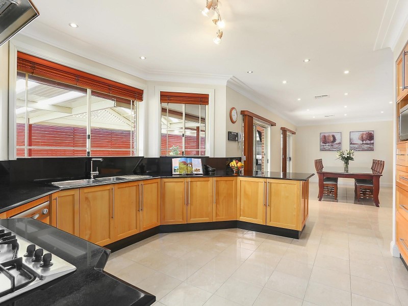 15 Jelena Close, Bossley Park NSW 2176