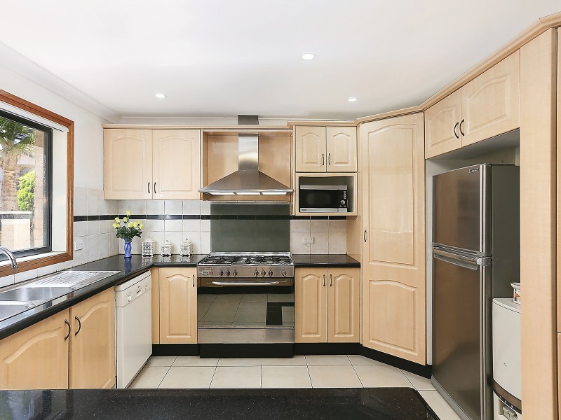 2 Kensington Close, Cecil Hills NSW 2171