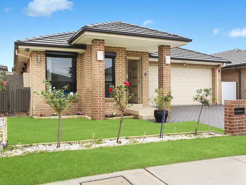 32 Charlie Street, Middleton Grange NSW 2171