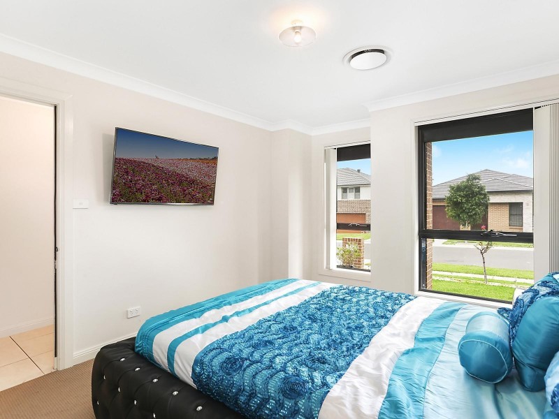 32 Charlie Street, Middleton Grange NSW 2171