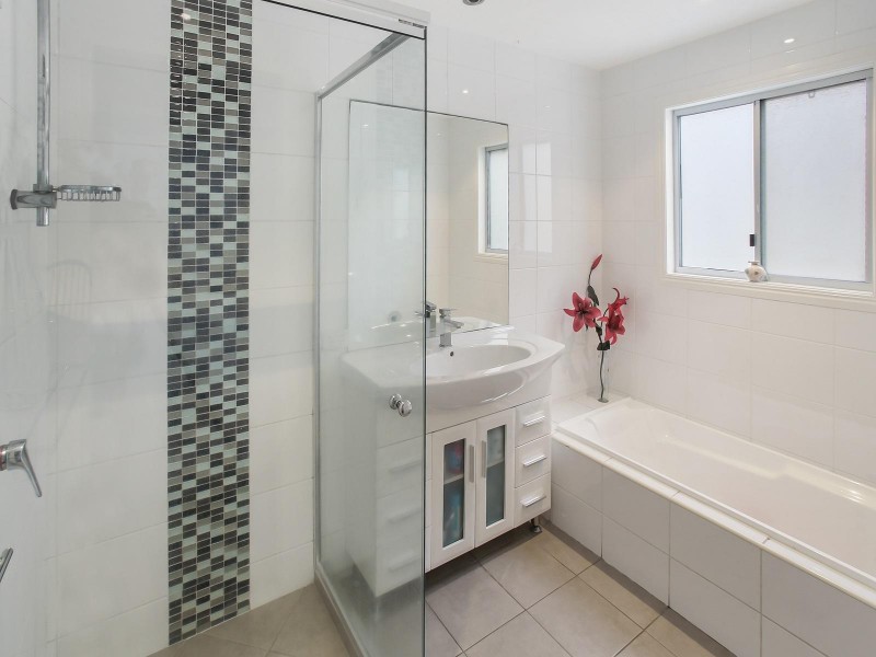 11 Hillside Court, Little Mountain QLD 4551