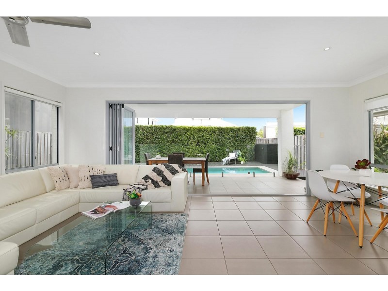 8 Panama Court, Kawana Island QLD 4575