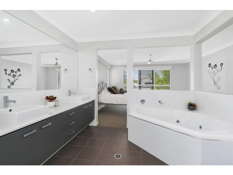 8 Panama Court, Kawana Island QLD 4575