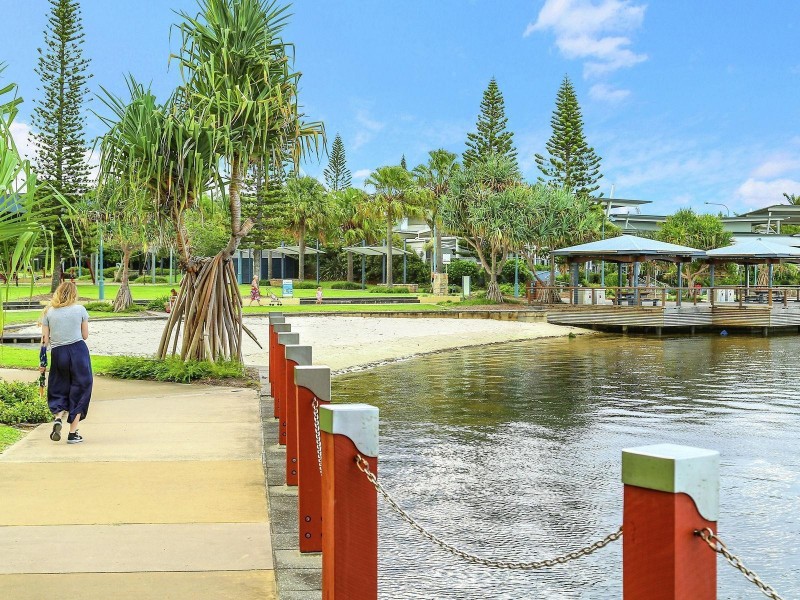 8 Panama Court, Kawana Island QLD 4575