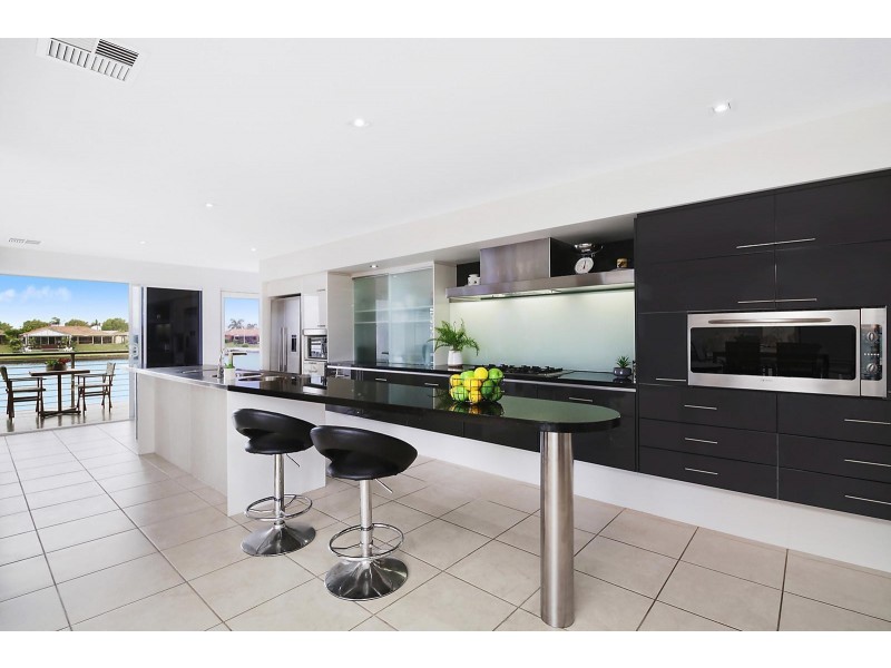 7 Santorini Court, Kawana Island QLD 4575