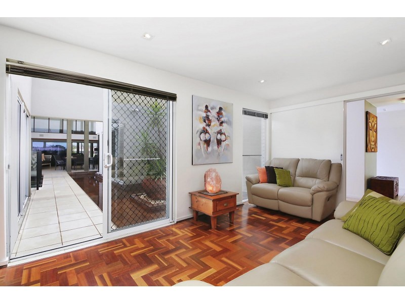 7 Santorini Court, Kawana Island QLD 4575