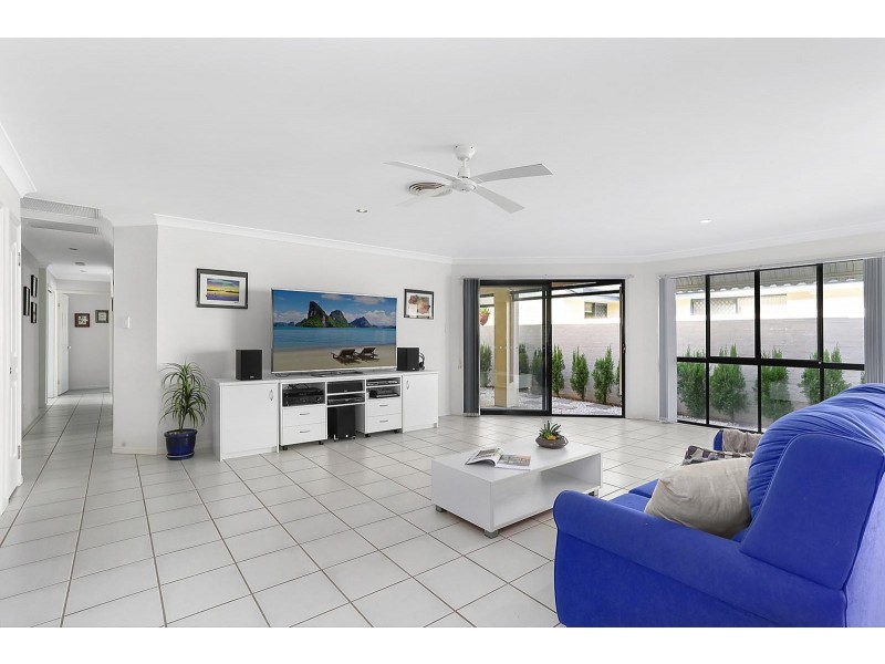 6 Mykonos Court, Kawana Island QLD 4575