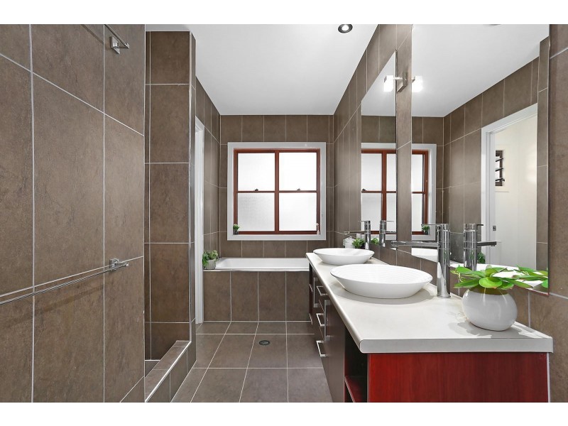 132 Grand Parade, Kawana Island QLD 4575