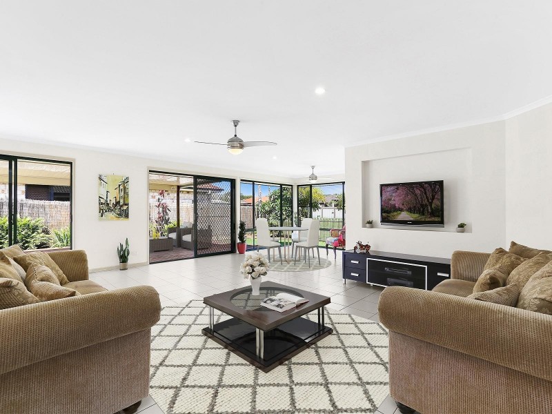 7 Water Side Place, Little Mountain QLD 4551