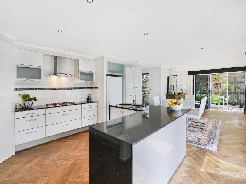 21 Barbuda Circuit, Kawana Island QLD 4575