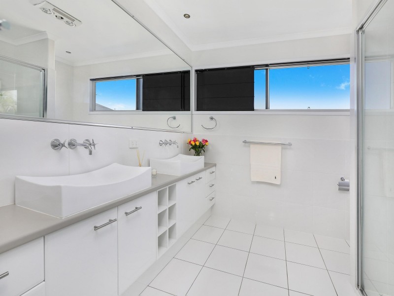 21 Barbuda Circuit, Kawana Island QLD 4575