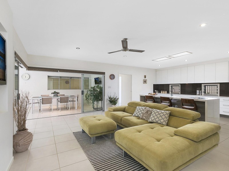 8 Creek View Place, Pelican Waters QLD 4551