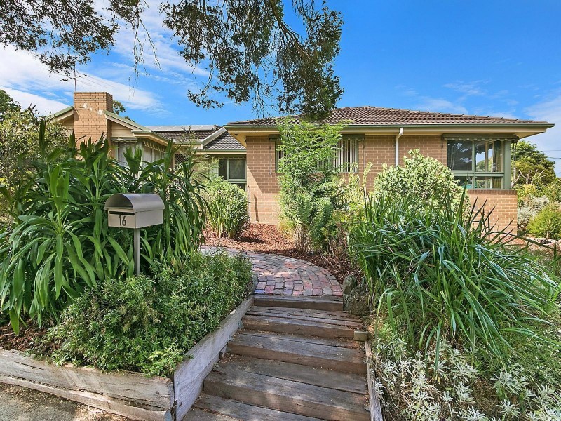 16 Wallara Crescent, Croydon VIC 3136