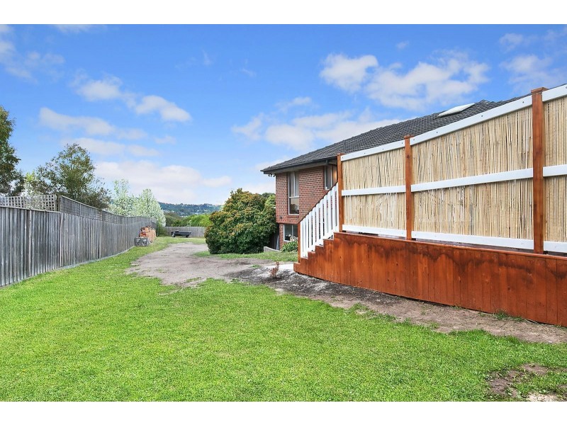 8 Kinarra Court, Mooroolbark VIC 3138