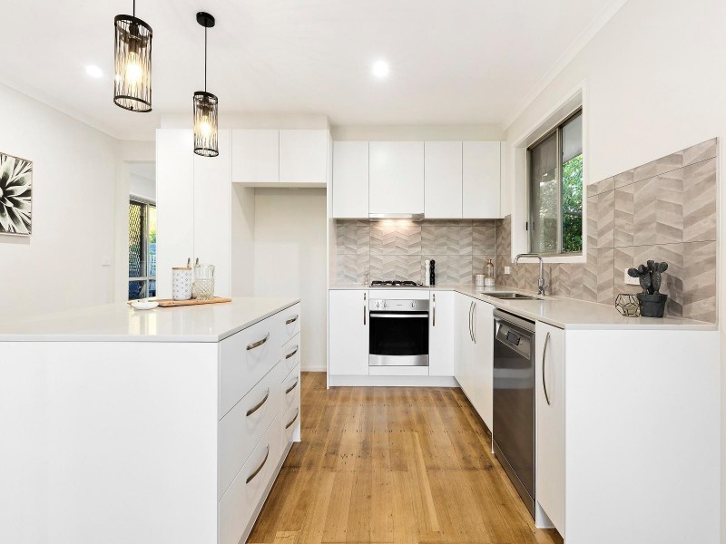 27 Thomas Street, Croydon South VIC 3136