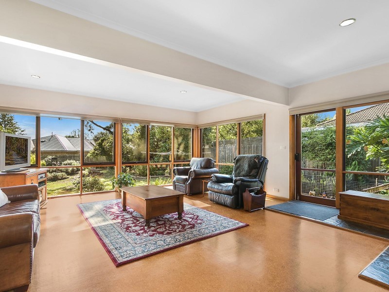 8 Lionel Crescent, Croydon VIC 3136