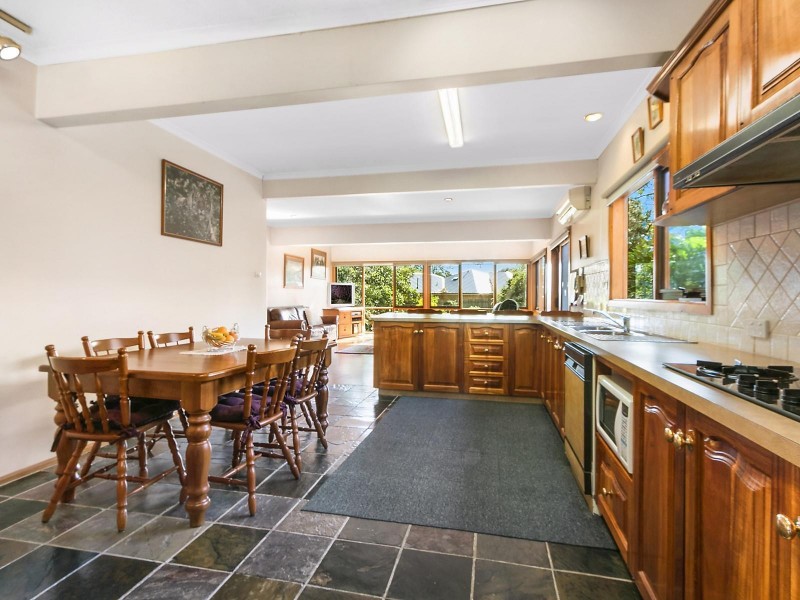 8 Lionel Crescent, Croydon VIC 3136
