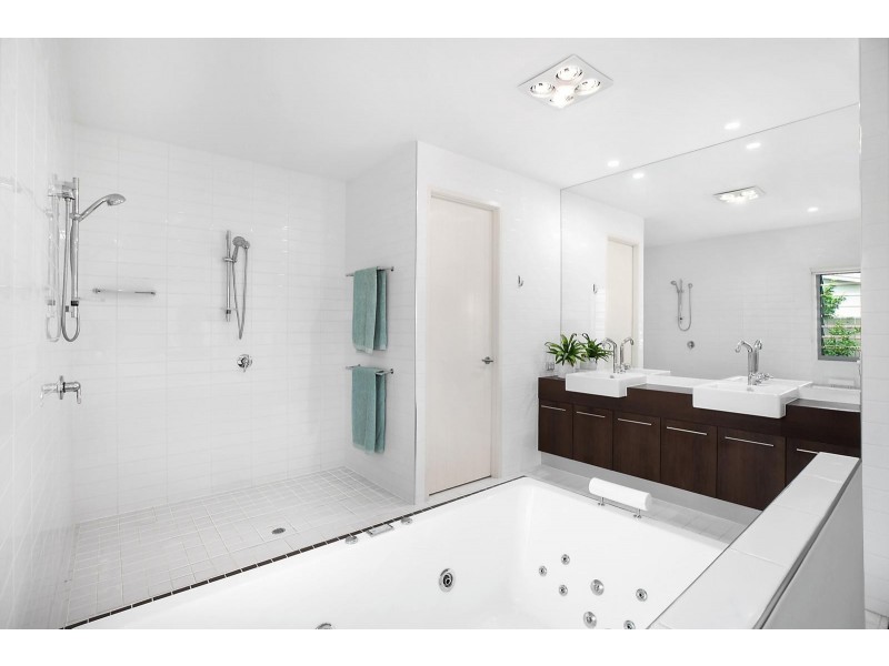 9 Cocos Court, Kawana Island QLD 4575