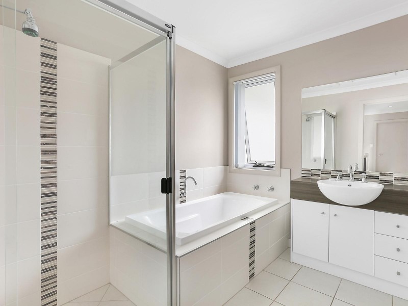 1/4 Lamington Drive, Redbank Plains QLD 4301
