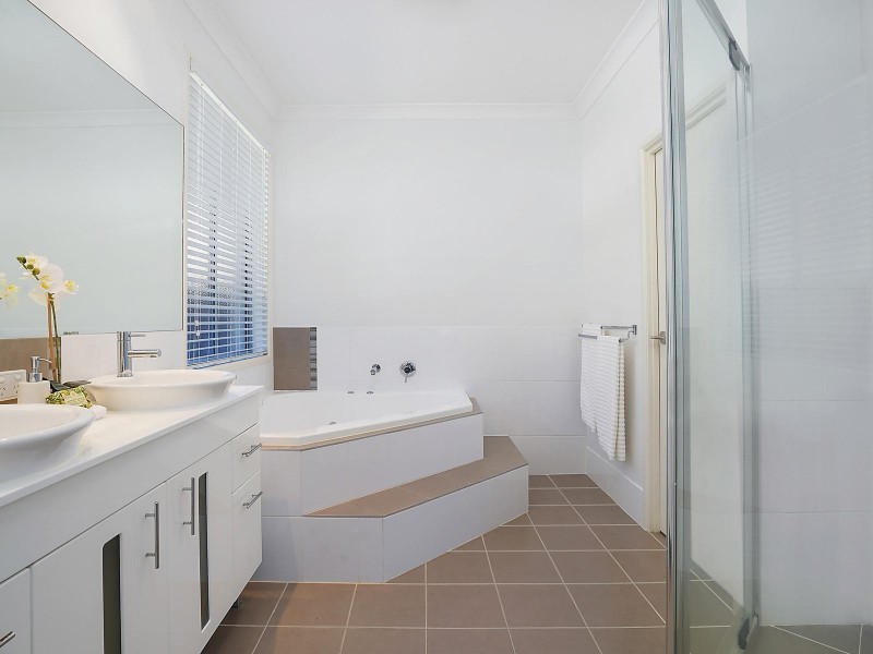 242 Lakeside Avenue, Springfield Lakes QLD 4300