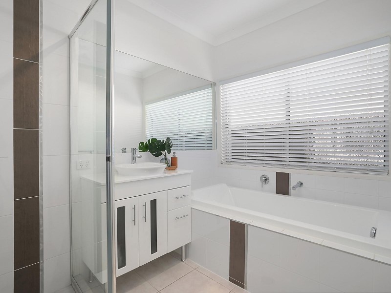 242 Lakeside Avenue, Springfield Lakes QLD 4300