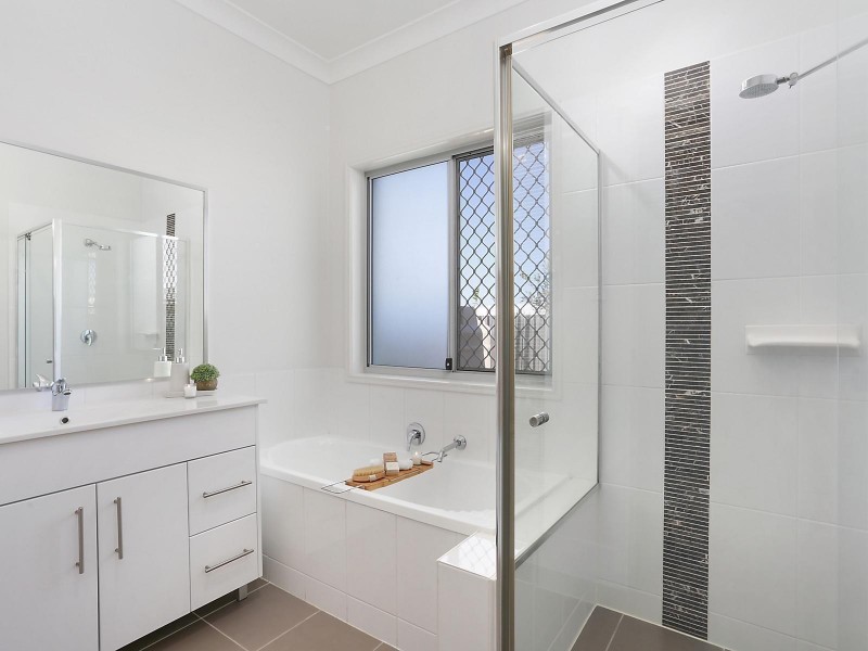 15 Lakeview Place, Springfield Lakes QLD 4300