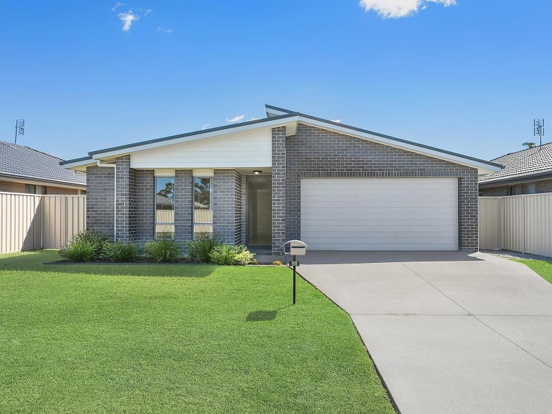 35 Regatta Way, Summerland Point NSW 2259