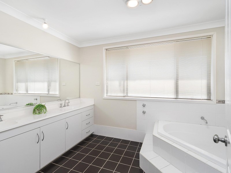 14 Hampton Way, Maryland NSW 2287