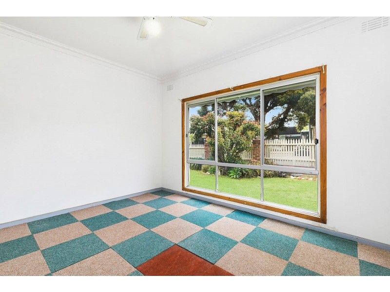 8 Holyrood Avenue, Newtown VIC 3220