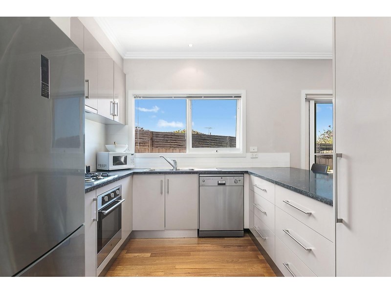 2/11 Gibbs Street, Newcomb VIC 3219