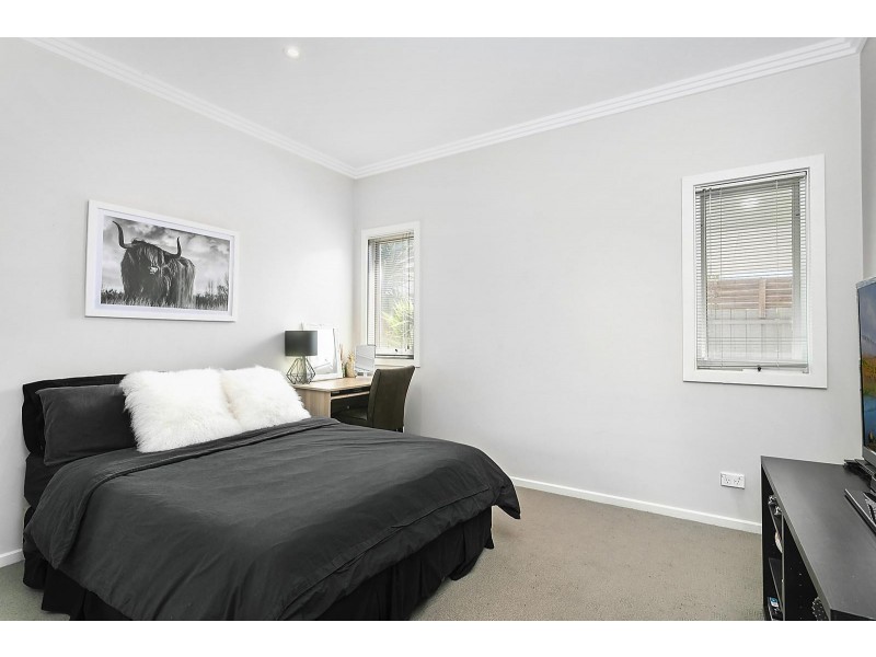 2/11 Gibbs Street, Newcomb VIC 3219