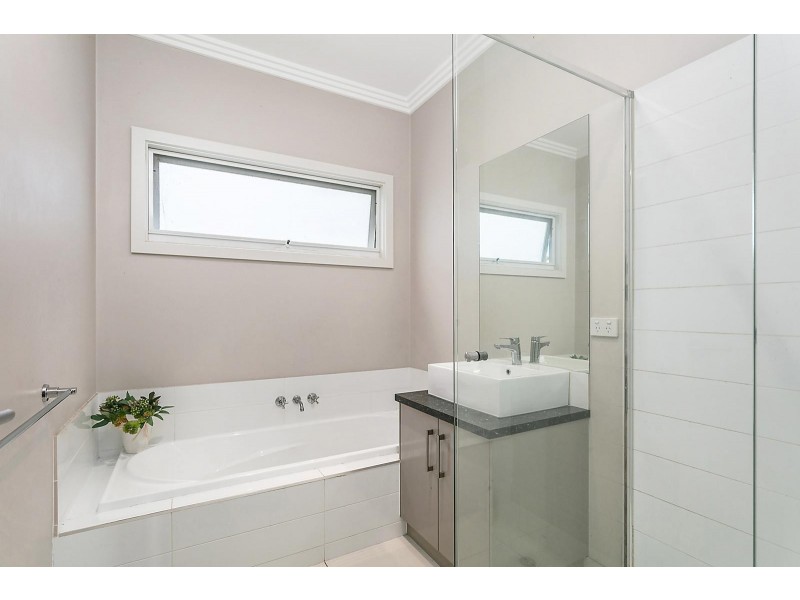 2/11 Gibbs Street, Newcomb VIC 3219