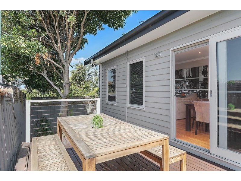 2/11 Gibbs Street, Newcomb VIC 3219