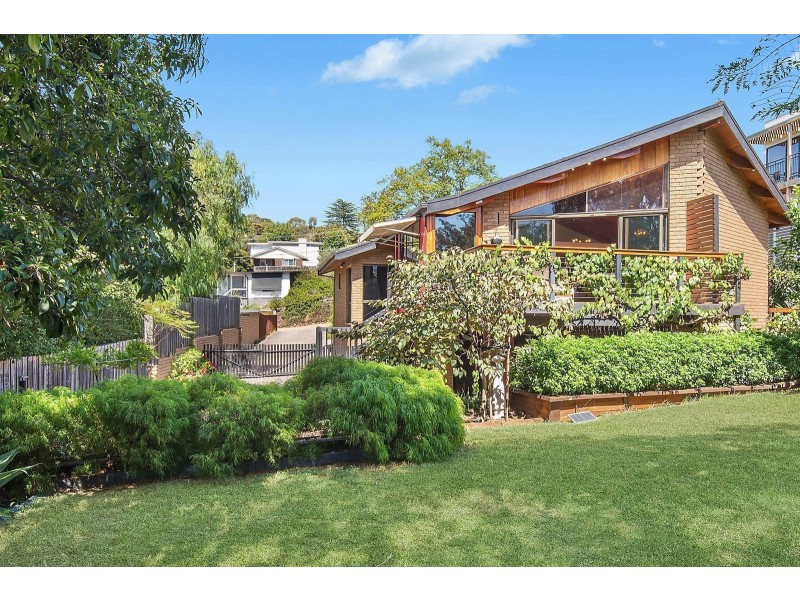 4 Jinjella Road, Highton VIC 3216