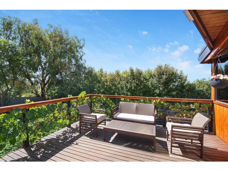 4 Jinjella Road, Highton VIC 3216