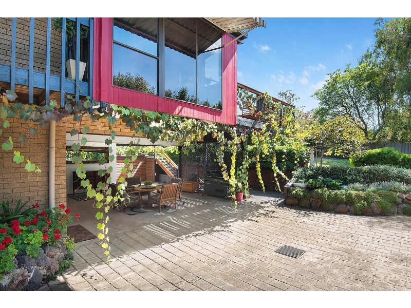 4 Jinjella Road, Highton VIC 3216