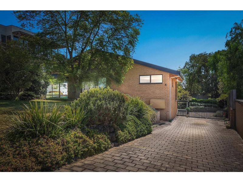 4 Jinjella Road, Highton VIC 3216