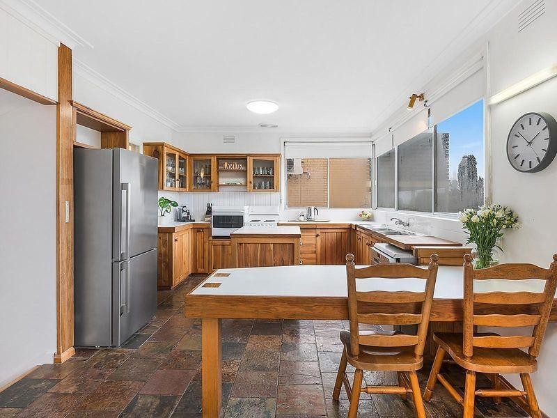 17 Reigate Road, Highton VIC 3216