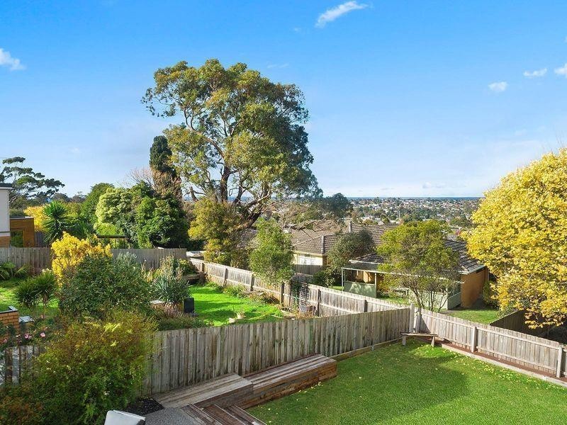 17 Reigate Road, Highton VIC 3216