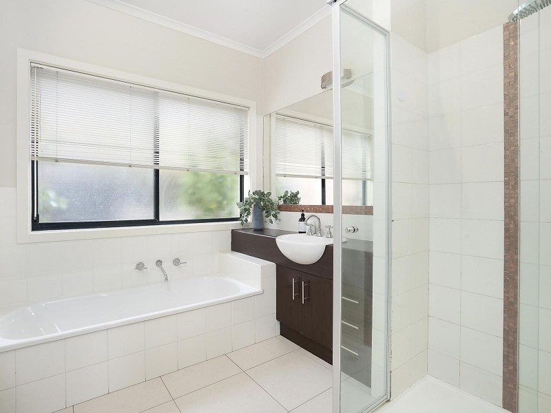 8 Shire Court, Highton VIC 3216