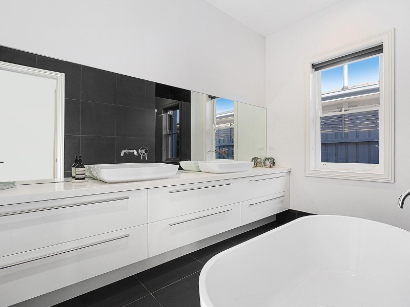 24 Margaret Street, Rippleside VIC 3215