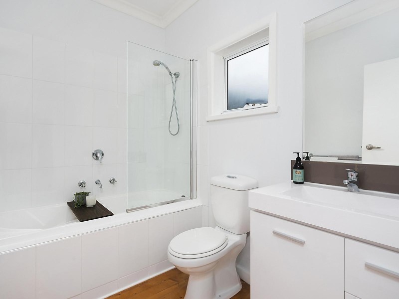 7 Bosanquet Avenue, Newtown VIC 3220