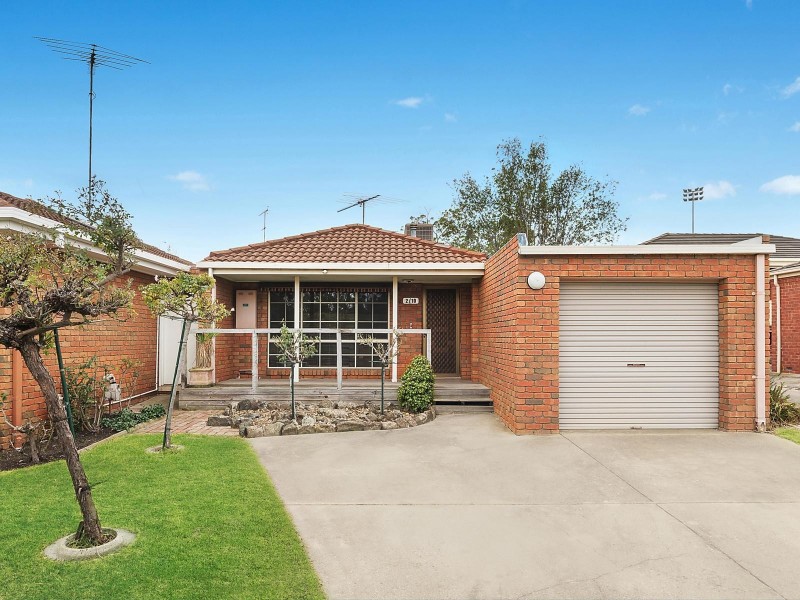 2/10 The Fairway, North Geelong VIC 3215
