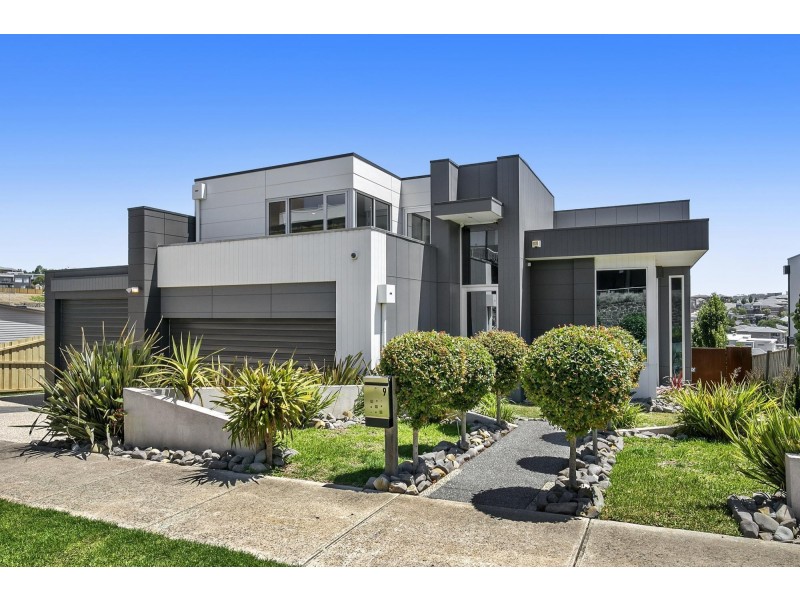 9 Stoneleigh Crescent, Highton VIC 3216