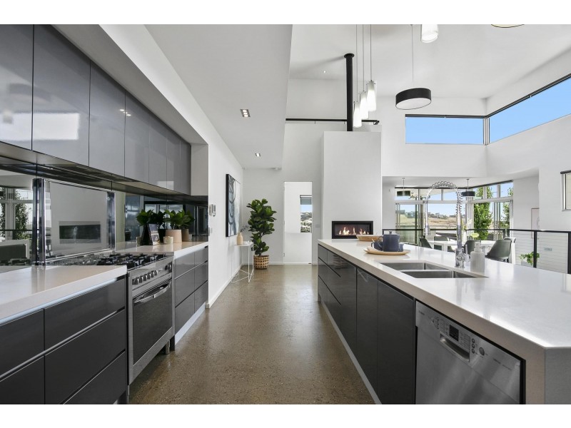 9 Stoneleigh Crescent, Highton VIC 3216