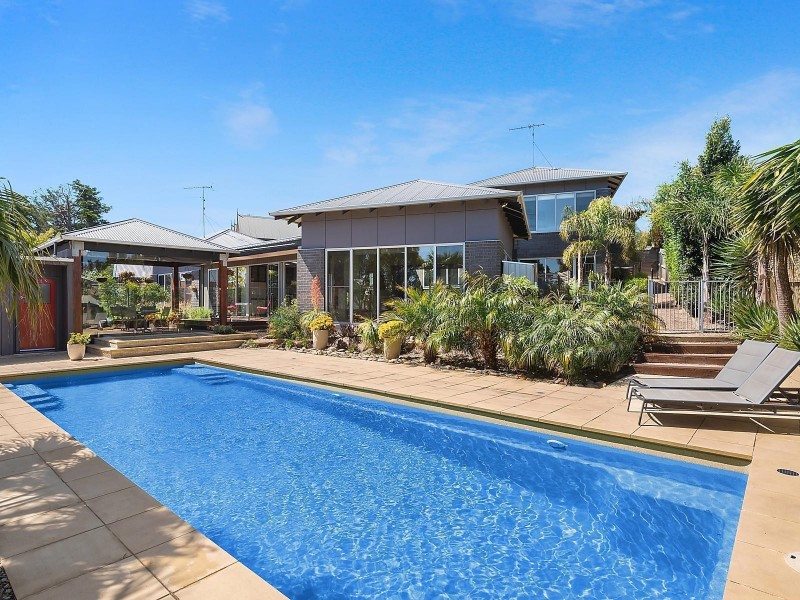 10 Lochgoin Mews, Highton VIC 3216