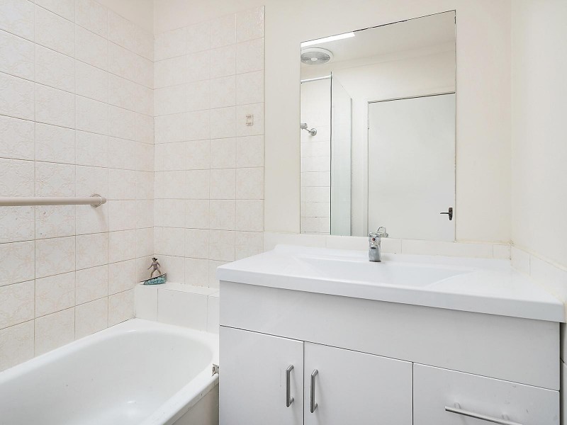 8/6 Nelson Avenue, Highton VIC 3216