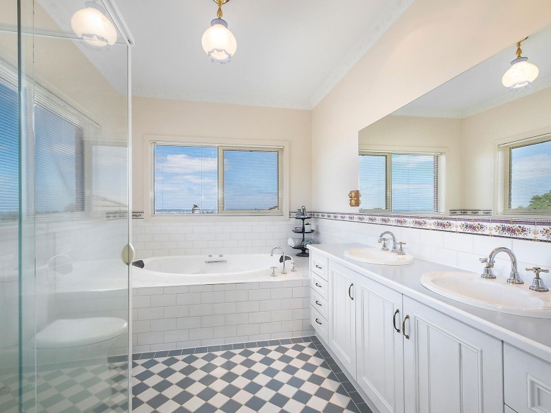 4 Hillary Court, Highton VIC 3216