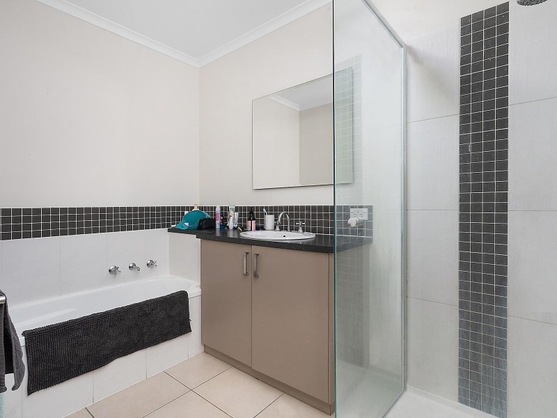 1/4 Cornish Avenue, Belmont VIC 3216